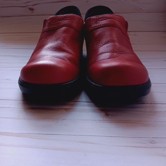 Ariat Women's US Sz 8.5 B Red Leather Slip On Comfort Shoes - Picture 6 of 10